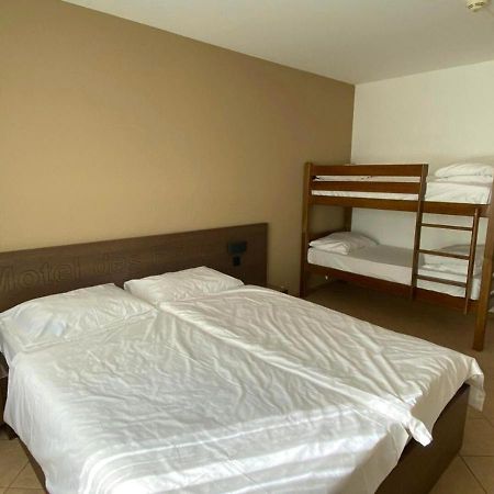Motel Des Fleurs Servion Bagian luar foto