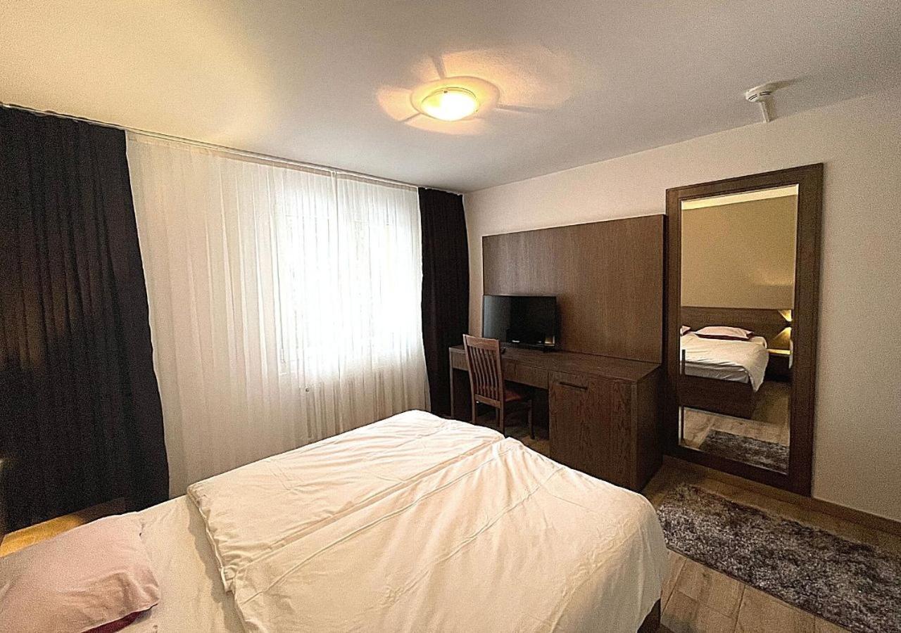 Motel Des Fleurs Servion Bagian luar foto