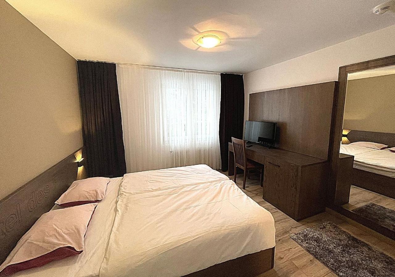 Motel Des Fleurs Servion Bagian luar foto