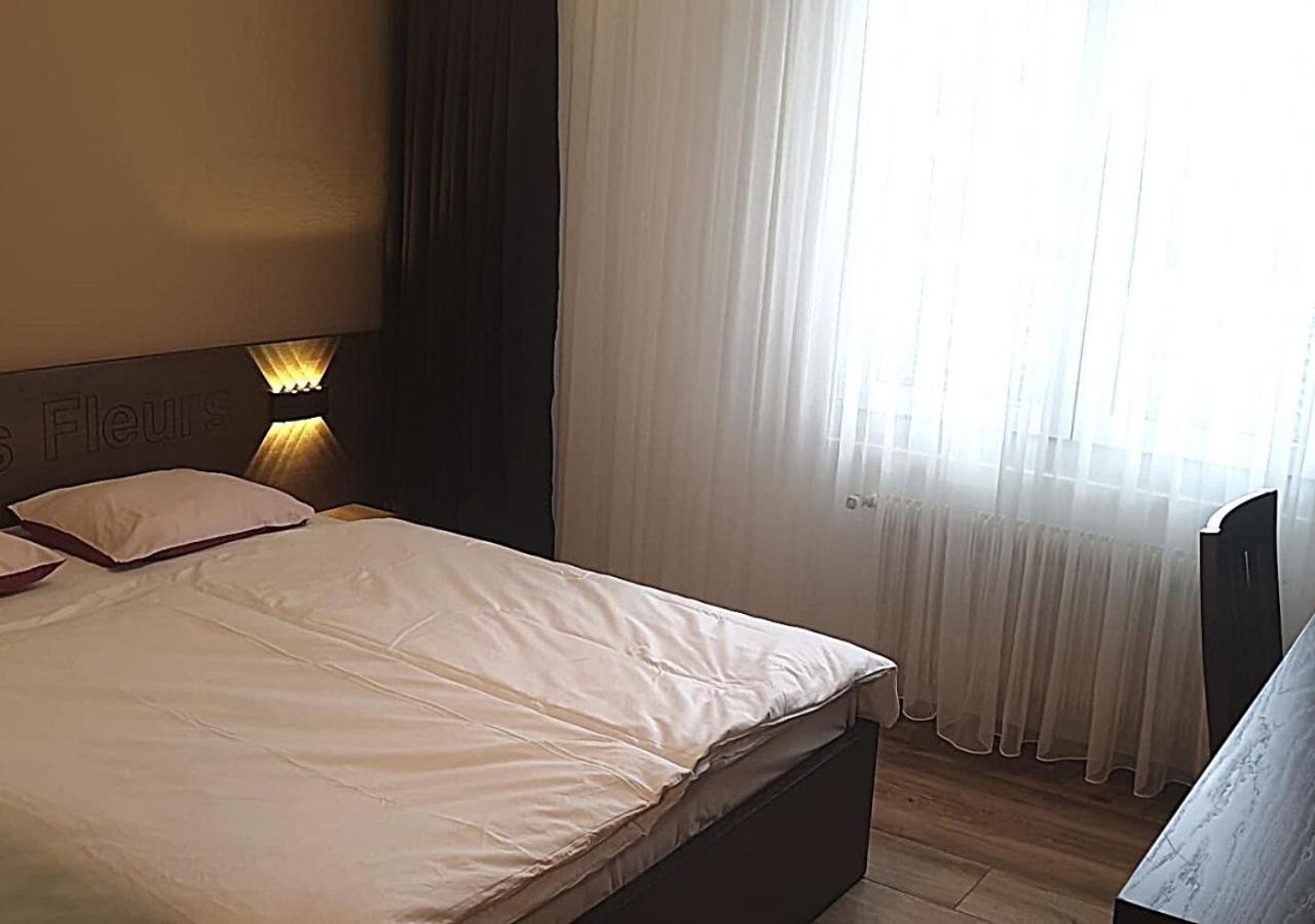 Motel Des Fleurs Servion Bagian luar foto