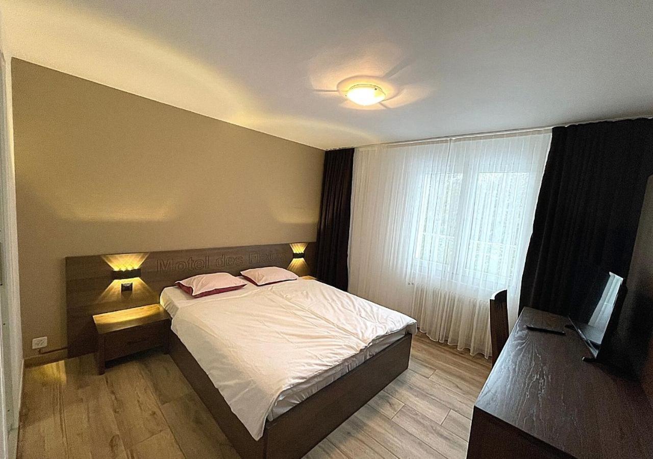 Motel Des Fleurs Servion Bagian luar foto
