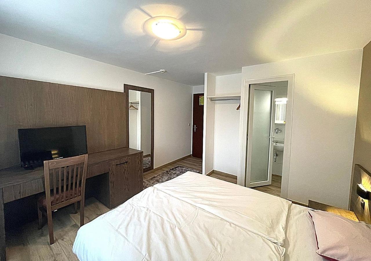 Motel Des Fleurs Servion Bagian luar foto