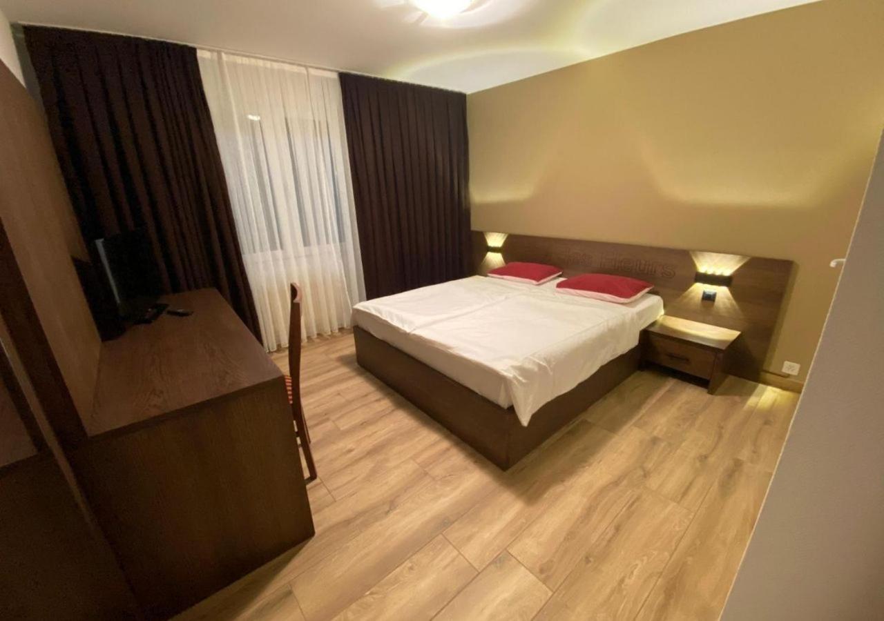 Motel Des Fleurs Servion Bagian luar foto