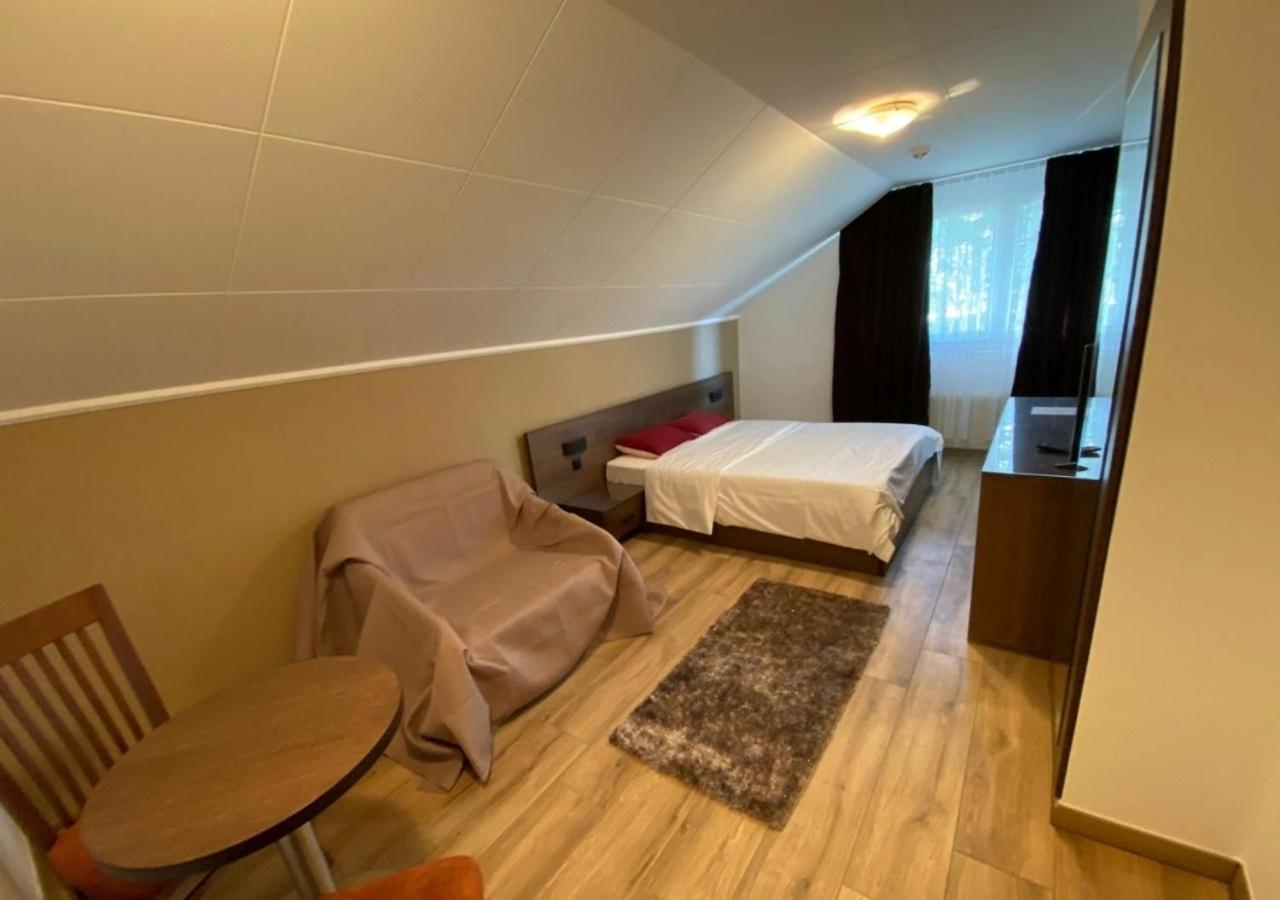Motel Des Fleurs Servion Bagian luar foto