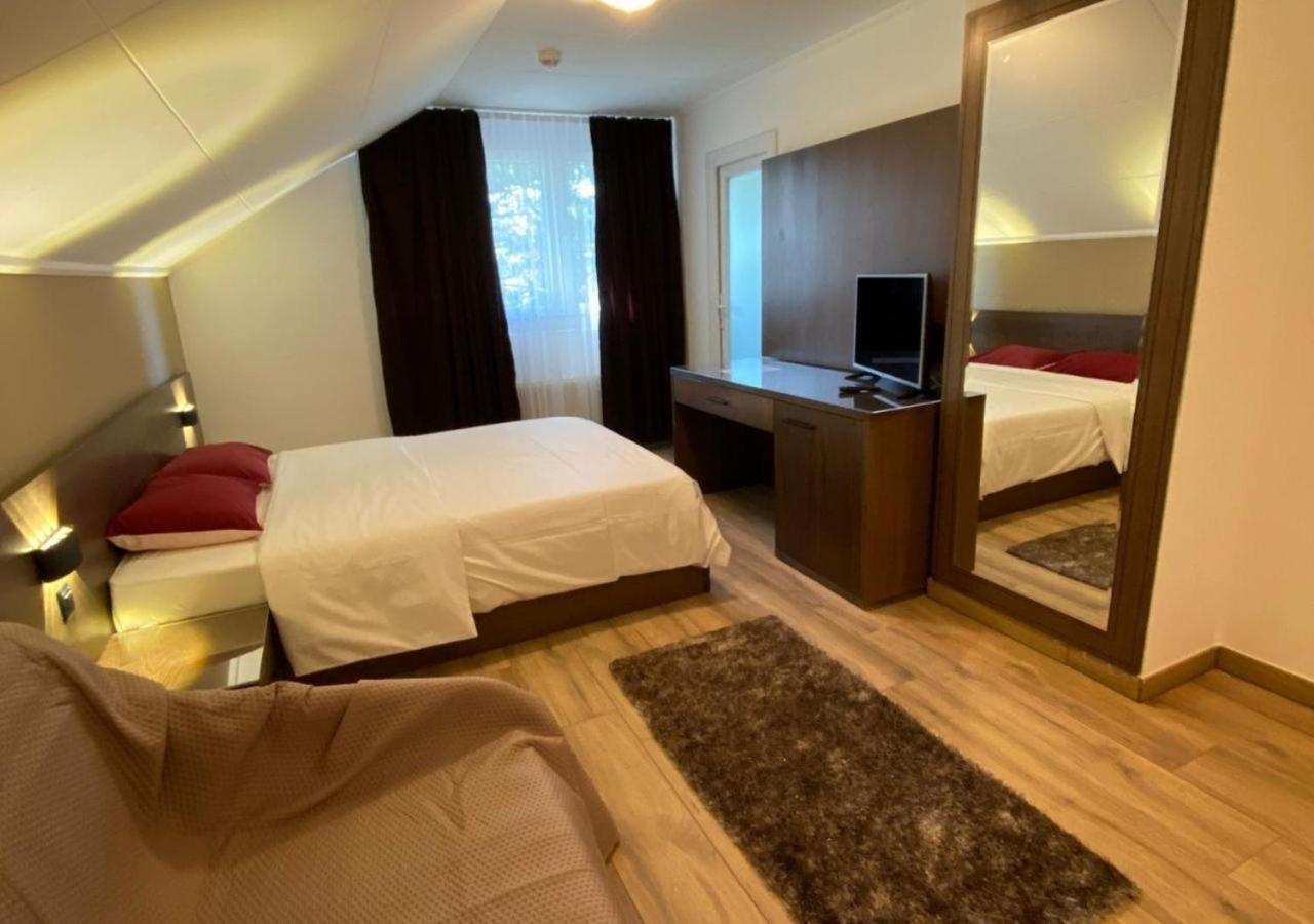 Motel Des Fleurs Servion Bagian luar foto
