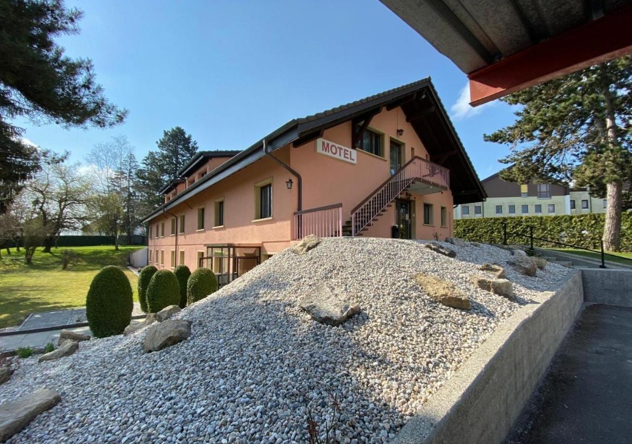 Motel Des Fleurs Servion Bagian luar foto