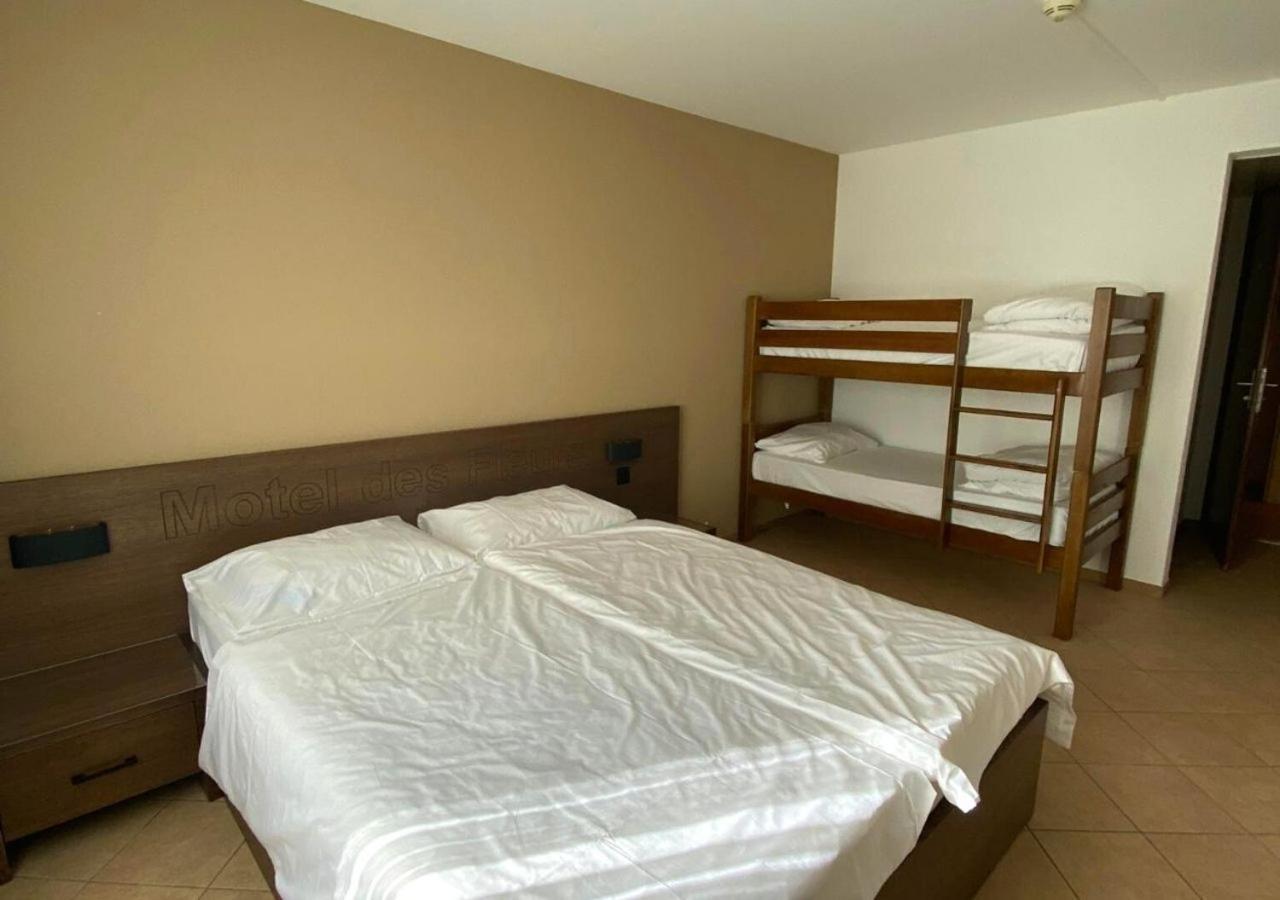 Motel Des Fleurs Servion Bagian luar foto