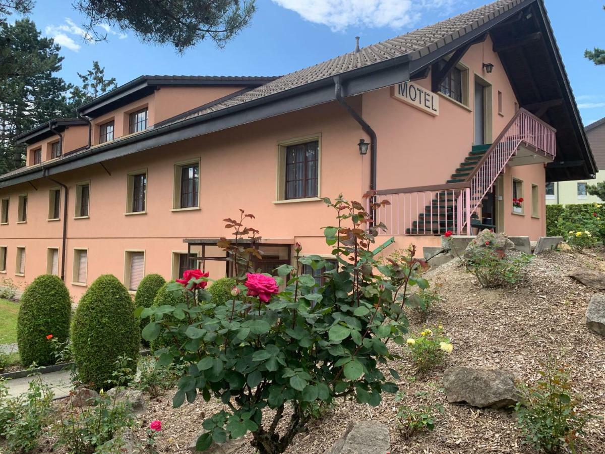 Motel Des Fleurs Servion Bagian luar foto
